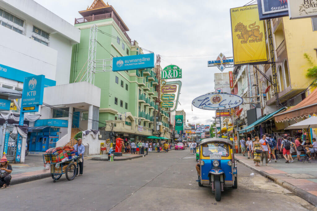 Каосан бангкок. Улица в Бангкоке Каосан роуд. Таиланд Каосан роад. Кхао Сан роад Бангкок. Улица Каосан (Khao San Road).